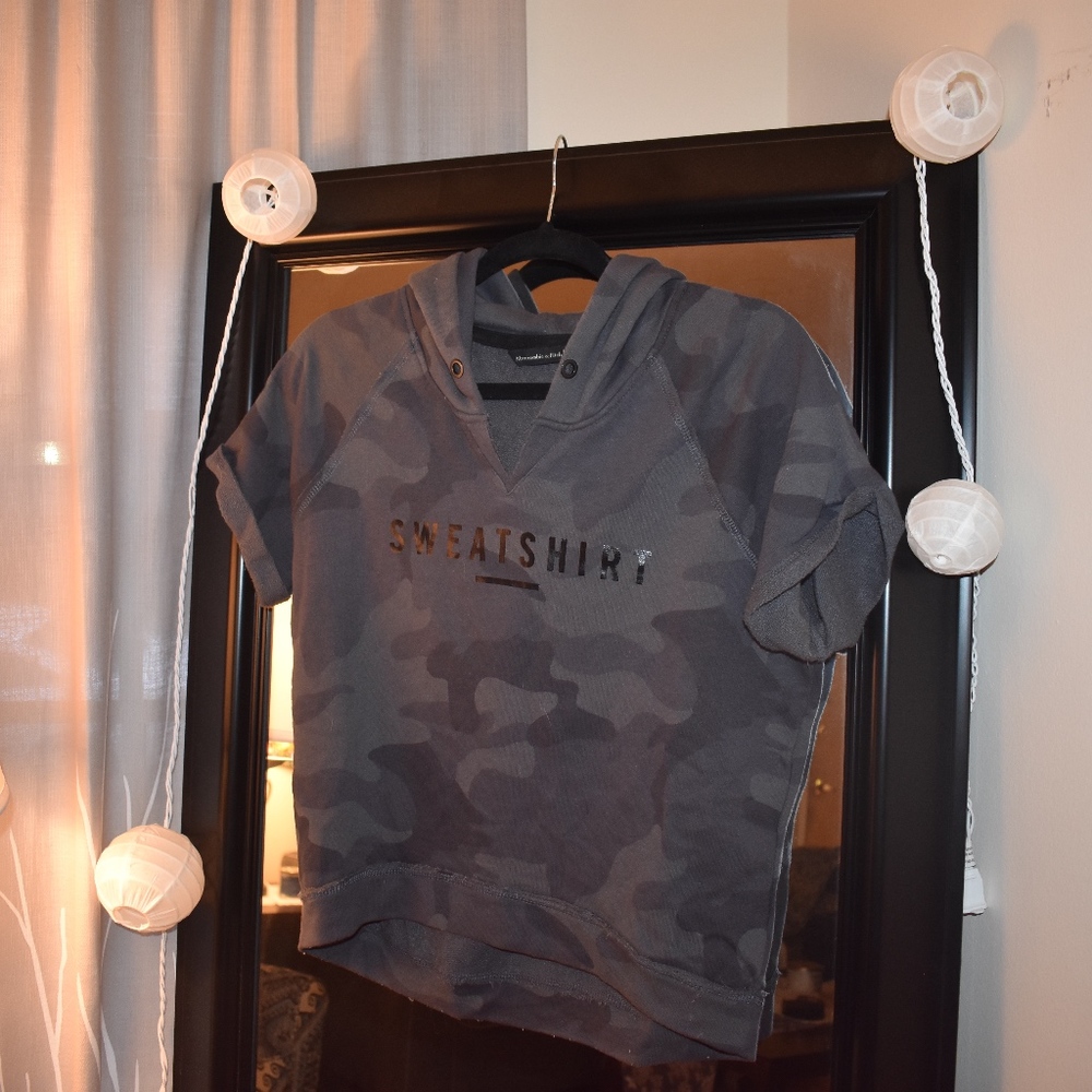 Camo Cropped Sweatshirt